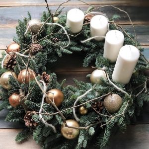 coronita cu elemente naturale globuri si lumanari