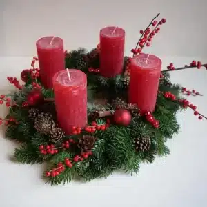 coronita adevent cu bobite rosii si conuri