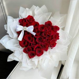 buchet trandafiri inimioara