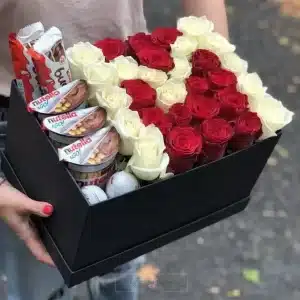 cutie cadou cu 45 trandafiri naturali si kinder